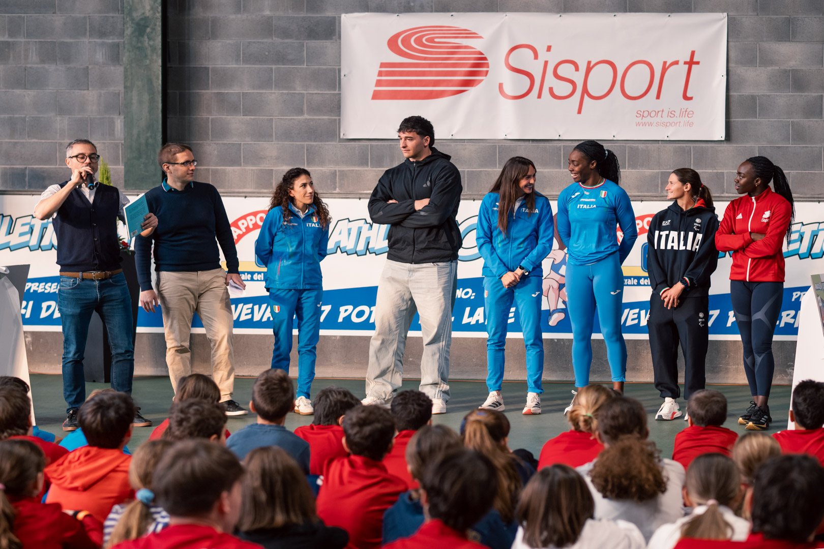 Le atlete azzurre sul palco davanti ai ragazzi seduti