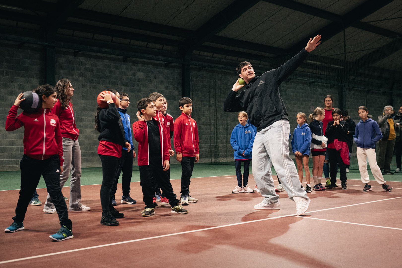 Dimostrazione di lancio davanti a un gruppo di bambini